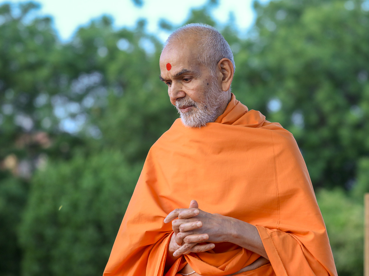 Swamishri observes sadhus doing seva at Brahmaswarup Pramukh Swami Maharaj's samadhi