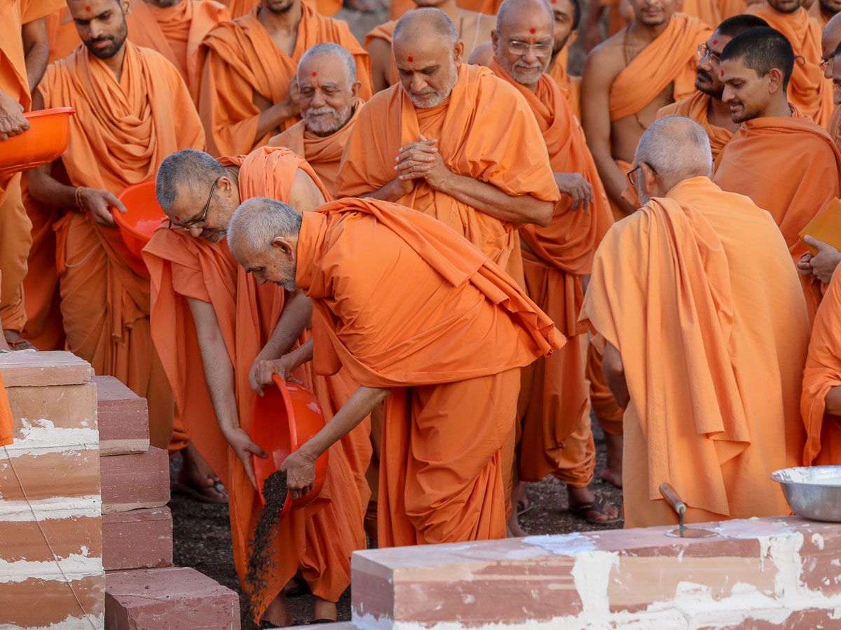 Swamishri performs seva