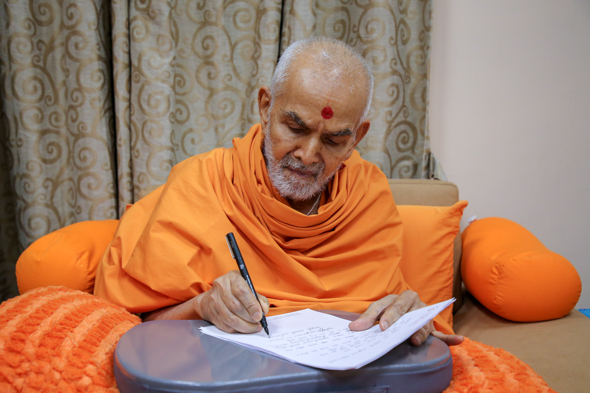 Swamishri replies to the letters of devotees