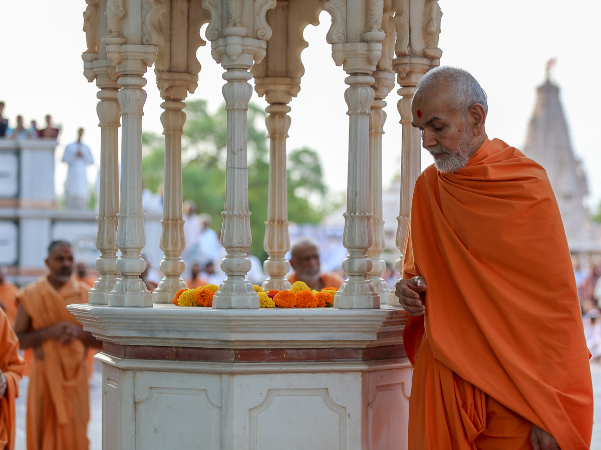 Swamishri performs pradakshina of the holy charanarvind of Bhagwan Swaminarayan