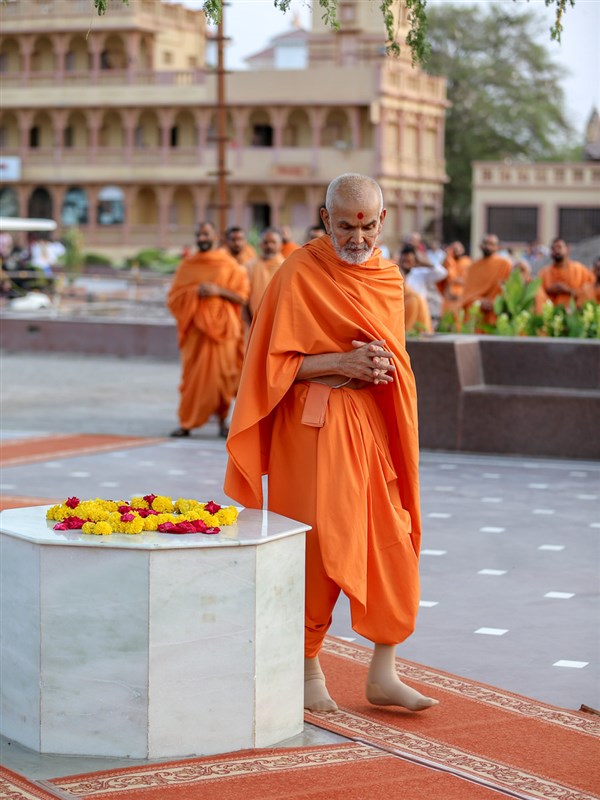 Swamishri performs pradakshina of the holy charanarvind of Bhagwan Swaminarayan