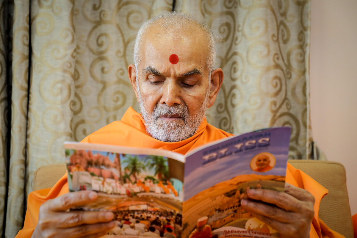 Swamishri reads bi-monthly English magazine 'Swaminarayan Bliss'