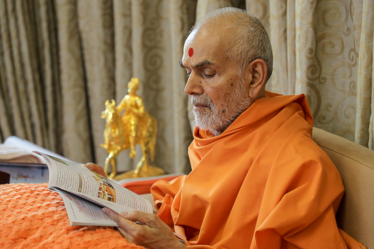 Swamishri reads 'Swaminarayan Bliss'
