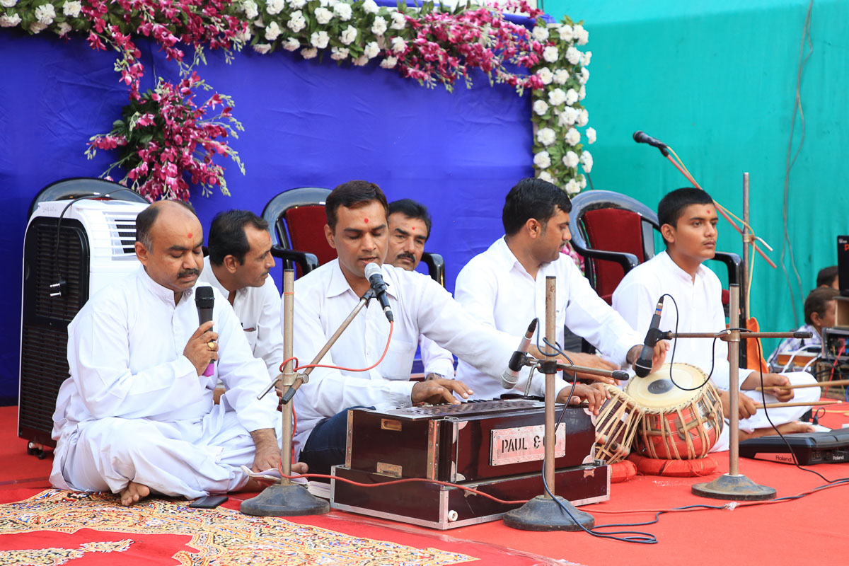 Youths sing kirtans in welcome assembly