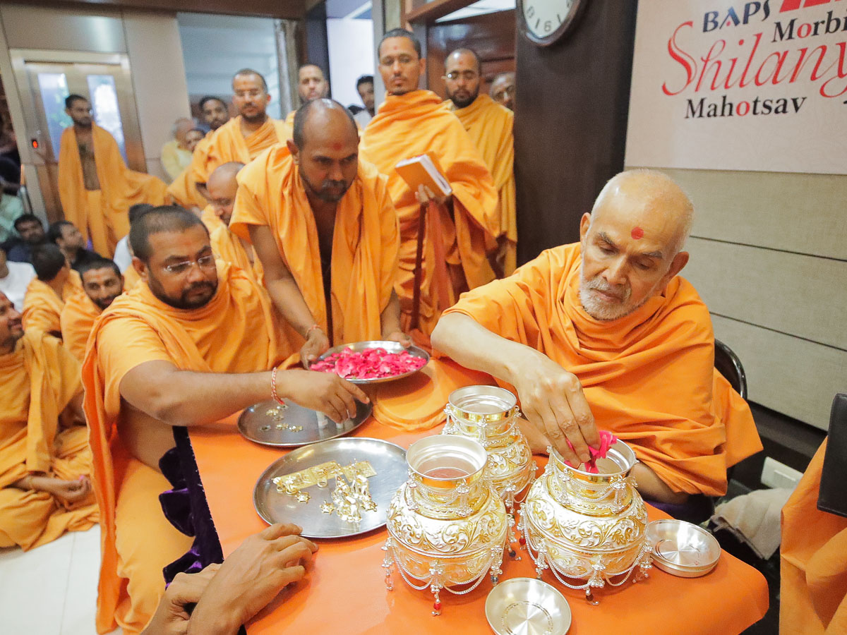 Swamishri sanctifies kalashas to be placed in the foundation area