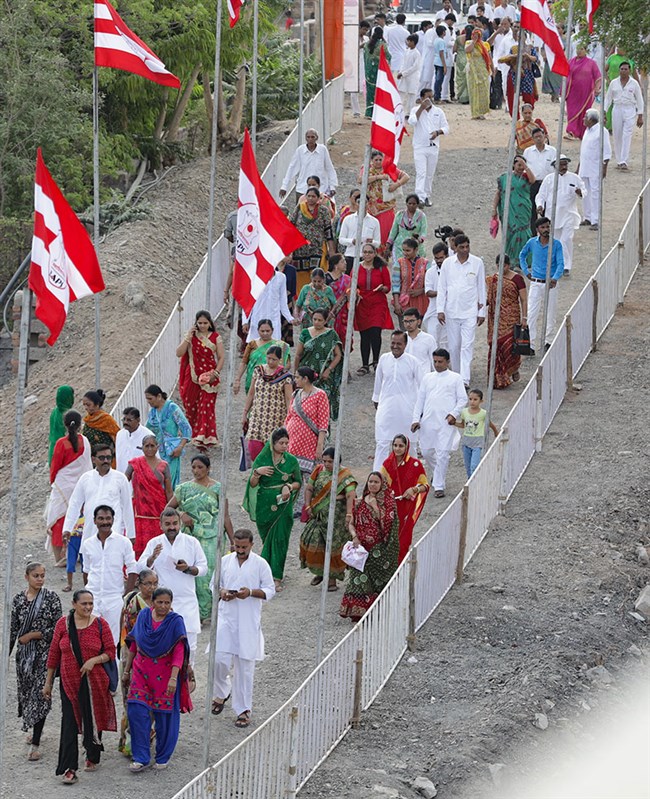 Devotees arrive for Shilanyas Ceremony