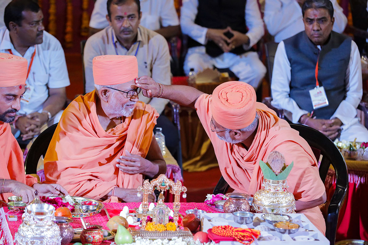 Brahmatirth Swami applies chandlo to Pujya Bhaktipriya Swami (Kothari Swami)