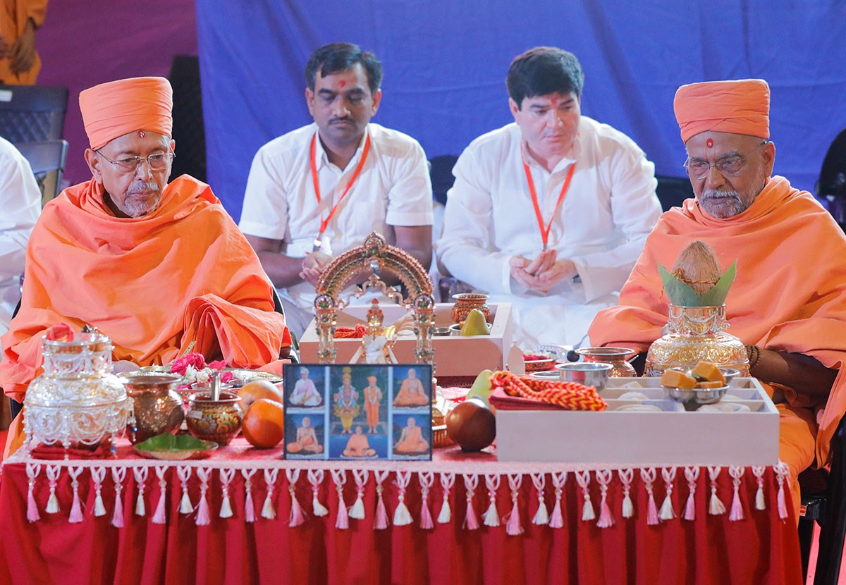 Pujya Tyagvallabh Swami and Yogiswarup Swami perform the shilanyas mahapuja rituals