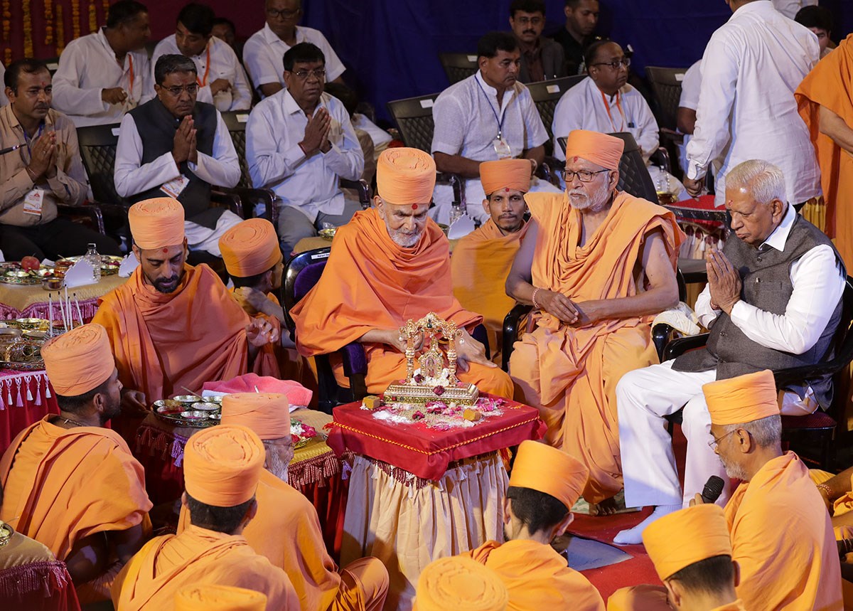 Swamishri performs the shilanyas mahapuja rituals