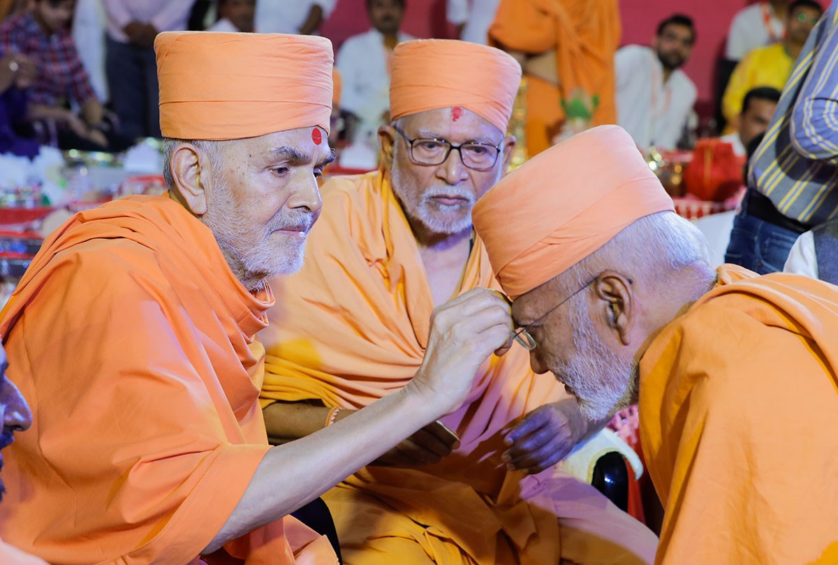 Swamishri applies chandlo to Akshaymuni Swami