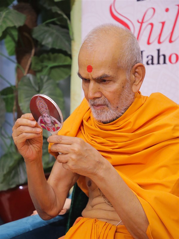 Swamishri applies chandlo 