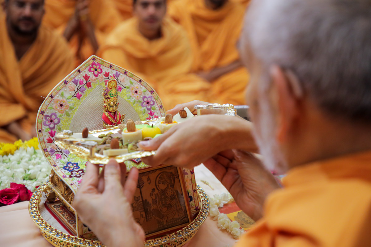 Swamishri offers thal to Shri Harikrishna Maharaj 