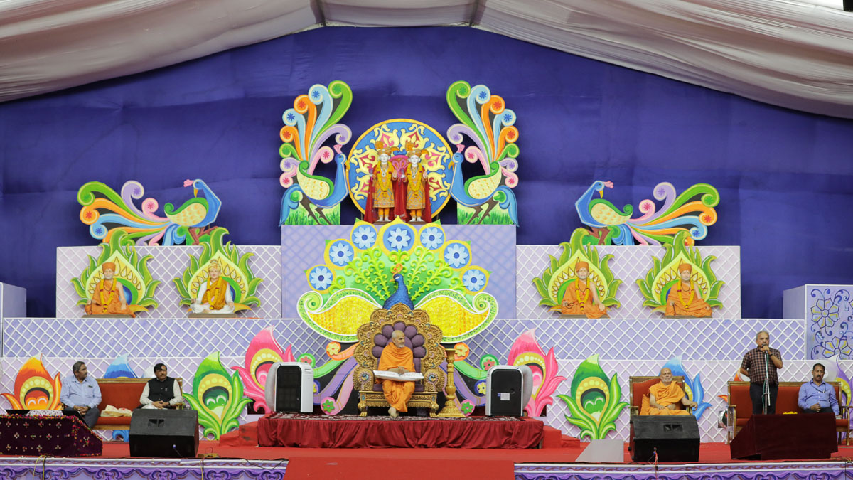Swamishri and invited guests on stage