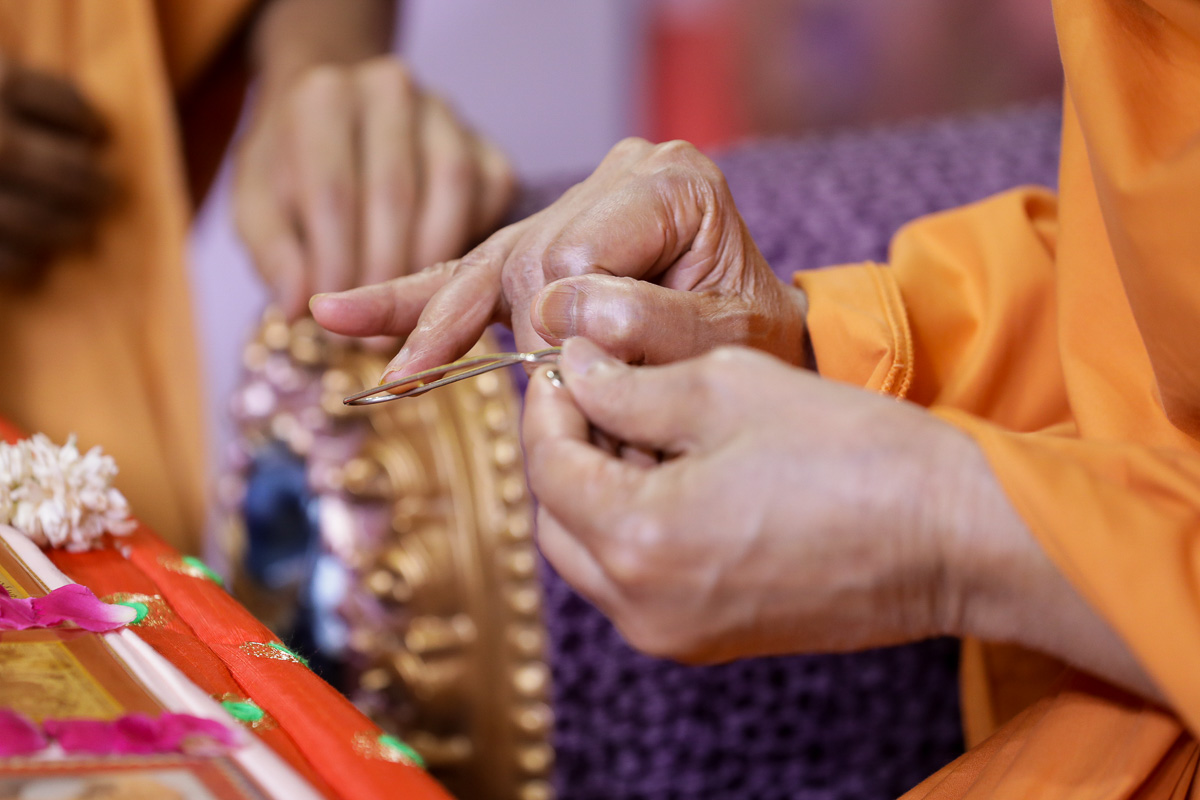 Param Pujya Mahant Swami Maharaj applies chandan on a tilakiyu
