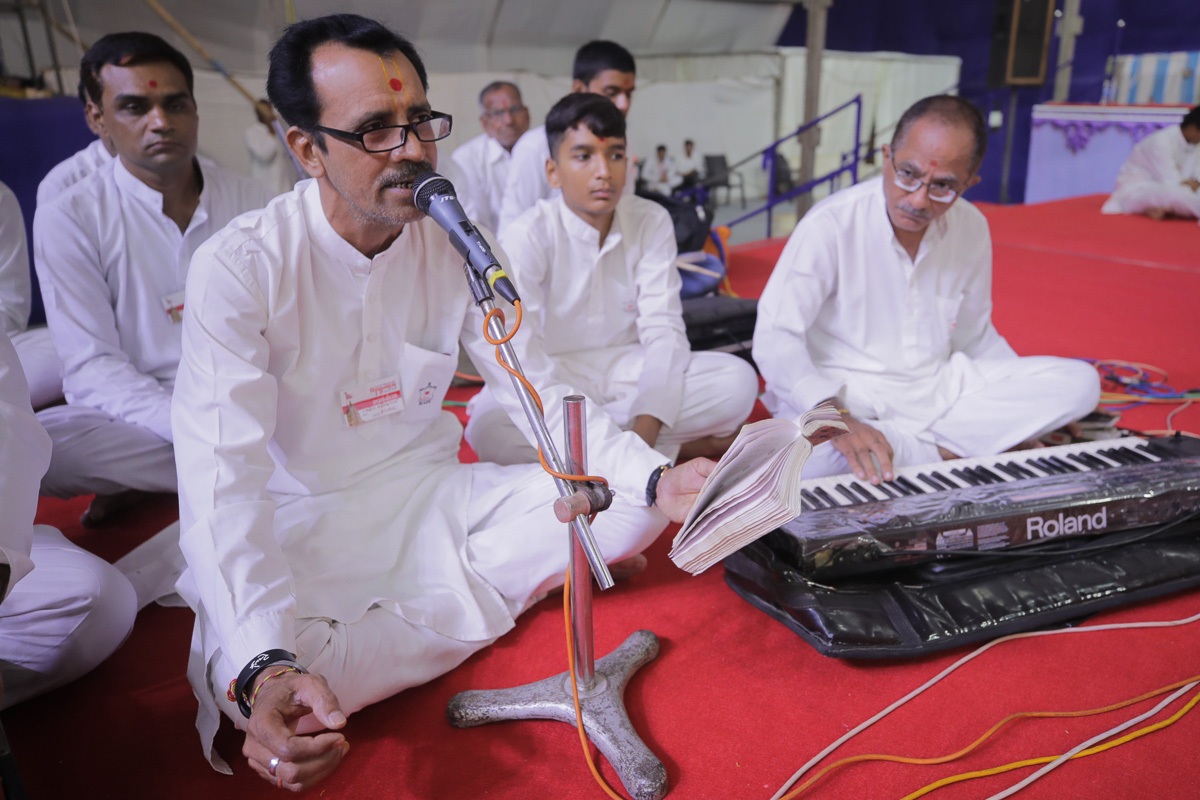 Devotees sing kirtans in Swamishri's morning puja