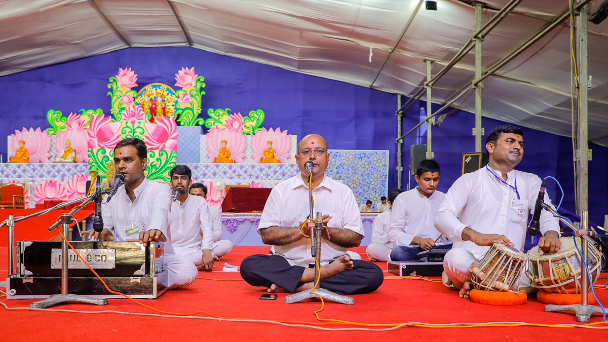 Devotees sing kirtans in the evening satsang assembly