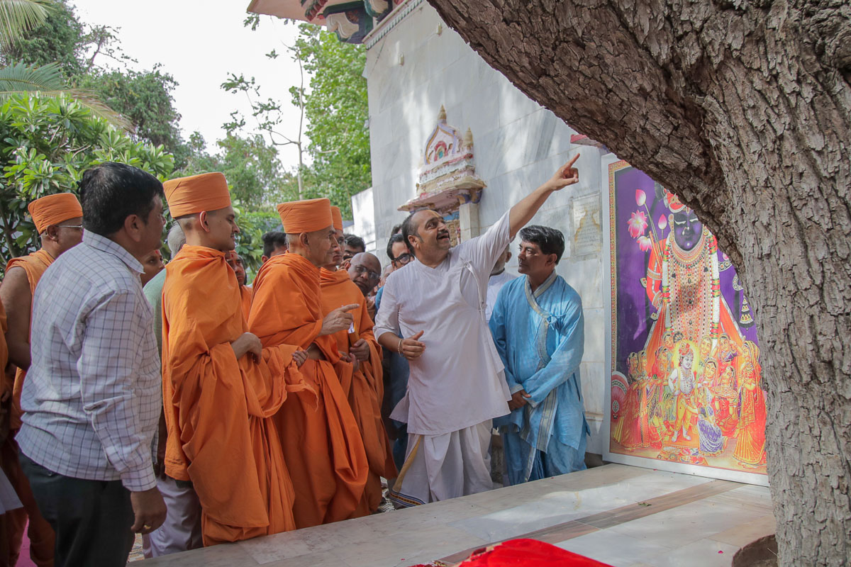 Swamishri engaged in darshan at Shri Mahaprabhujini Bethak (Vaishnav Haveli) in Morbi