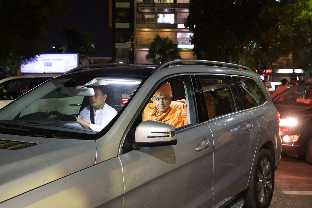 Param Pujya Mahant Swami Maharaj arrives at BAPS Shri Swaminarayan Mandir, Ahmedabad