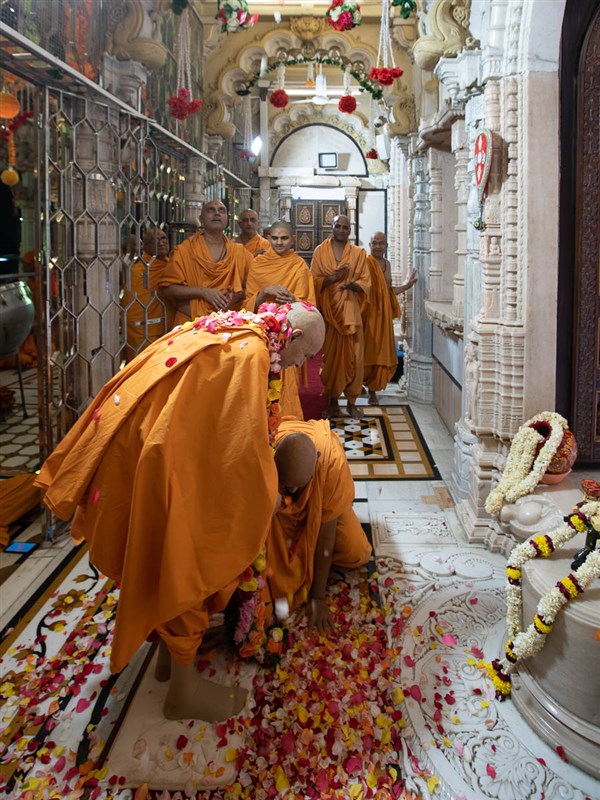 Satsangijivan Swami welcomes Swamishri with a garland