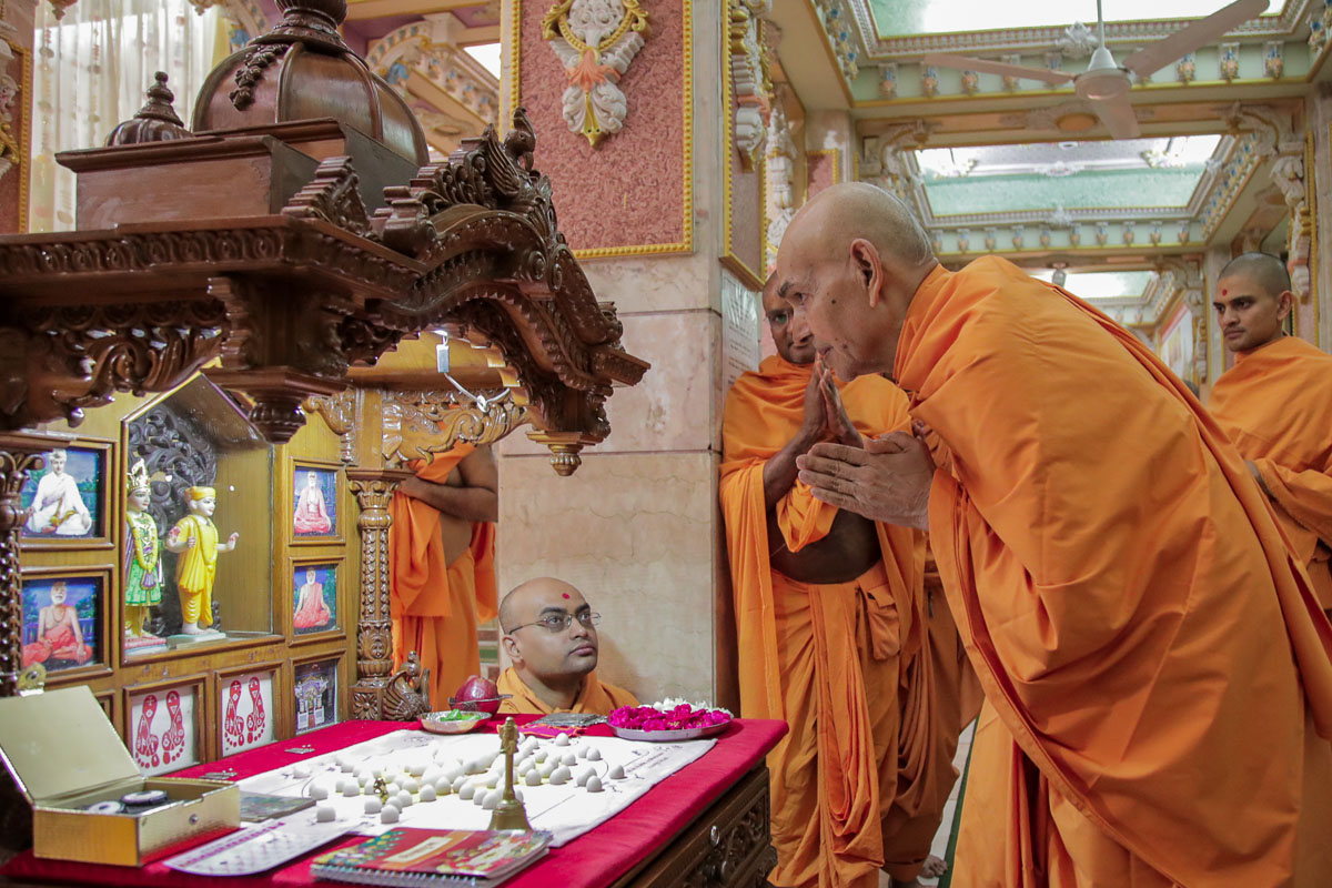 Param Pujya Mahant Swami Maharaj engrossed in darshan of the mahapuja