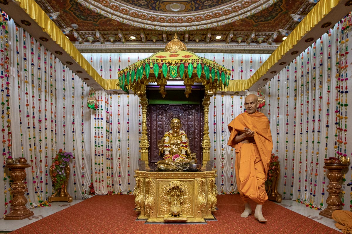 Swamishri performs pradakshina of Bhagwan Swaminarayan