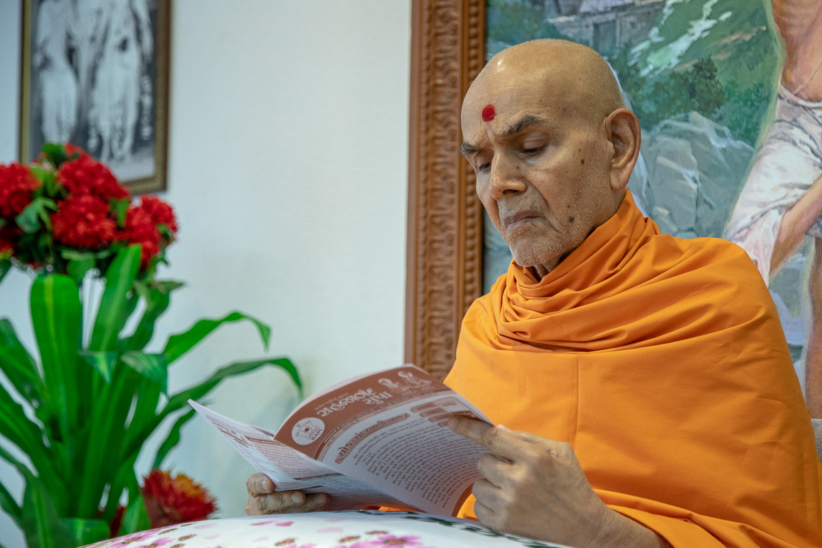 Swamishri reads 'Sahajanand Sudha'