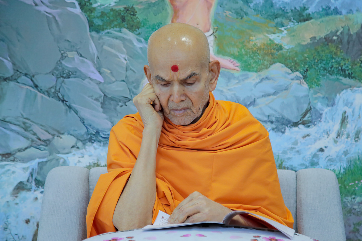 Swamishri reads 'Sahajanand Sudha'