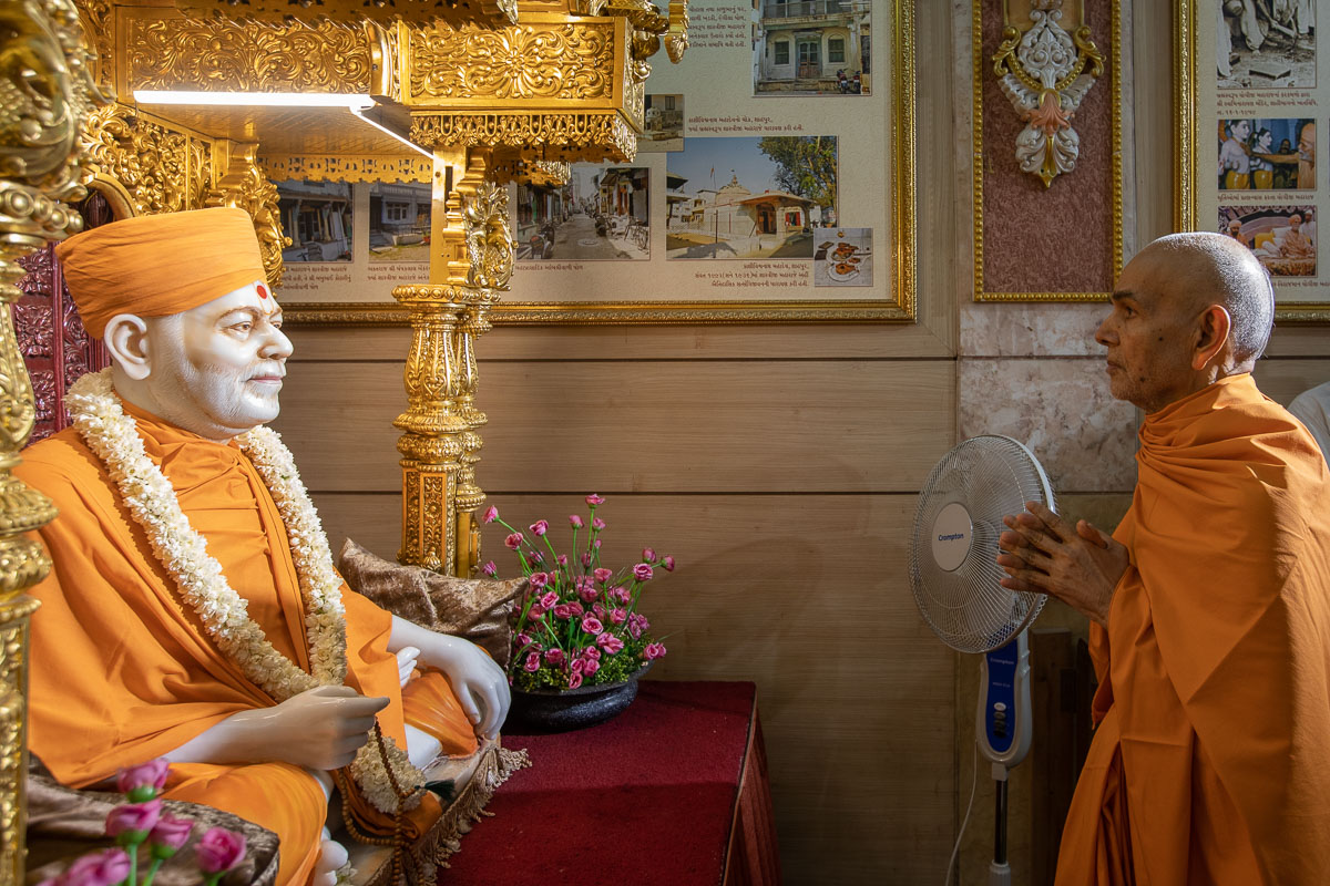 Param Pujya Mahant Swami Maharaj engrossed in darshan of Brahmaswarup Yogiji Maharaj
