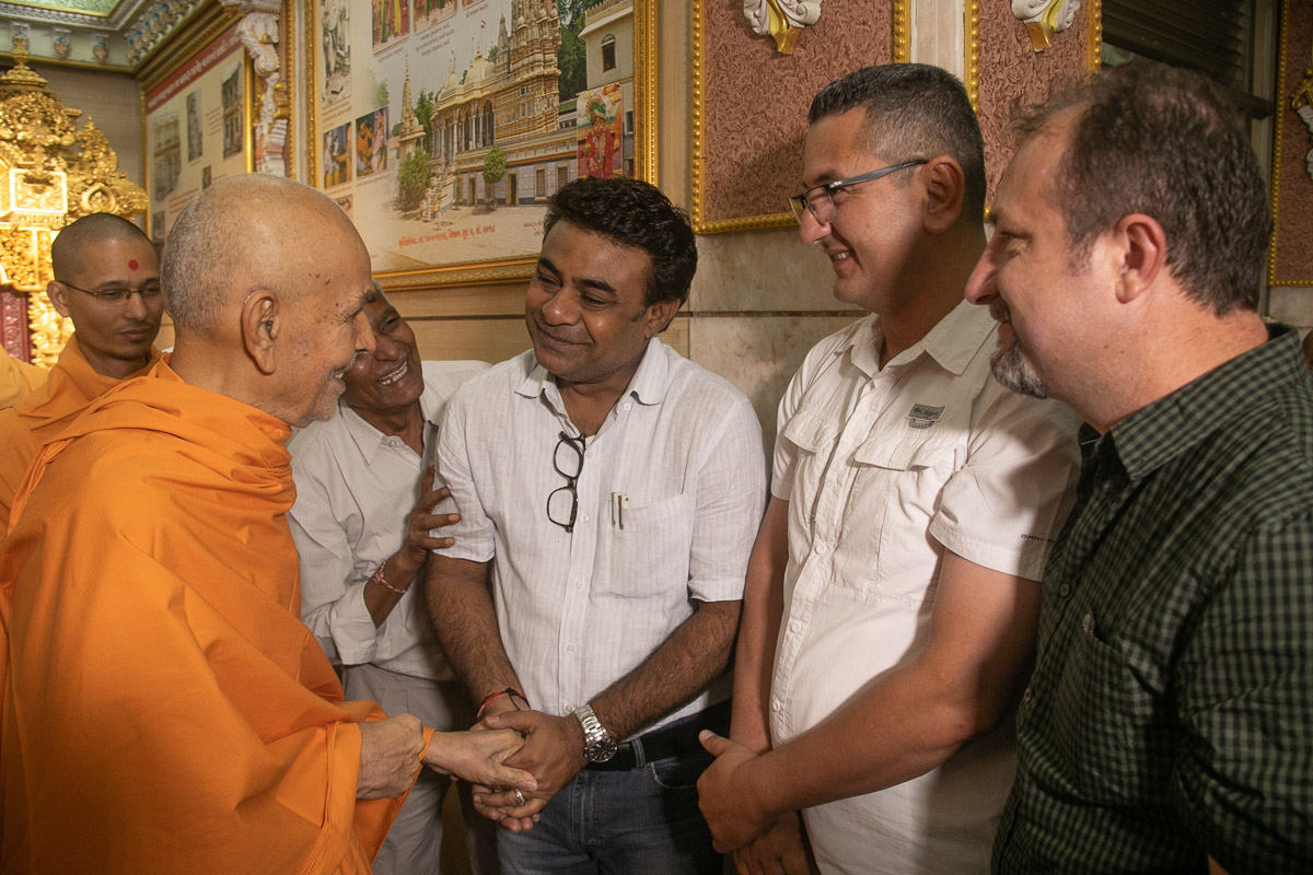 Swamishri blesses guests