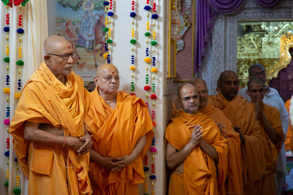 Pujya Bhaktipriya Swami (Kothari Swami), Pujya Ishwarcharan Swami and sadhus doing darshan of Swamishri