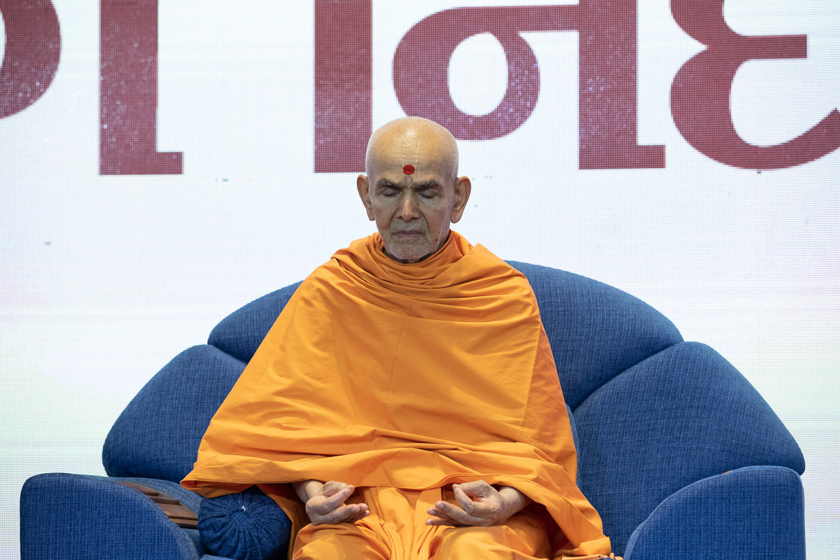 Swamishri performs Aum pranayama