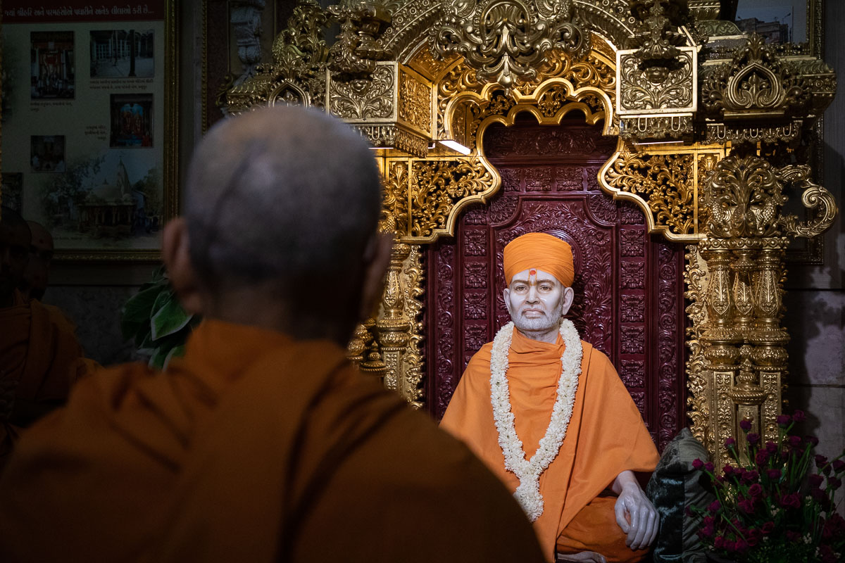 Param Pujya Mahant Swami Maharaj engrossed in darshan of Brahmaswarup Shastriji Maharaj