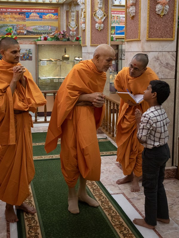 Swamishri listens to a child