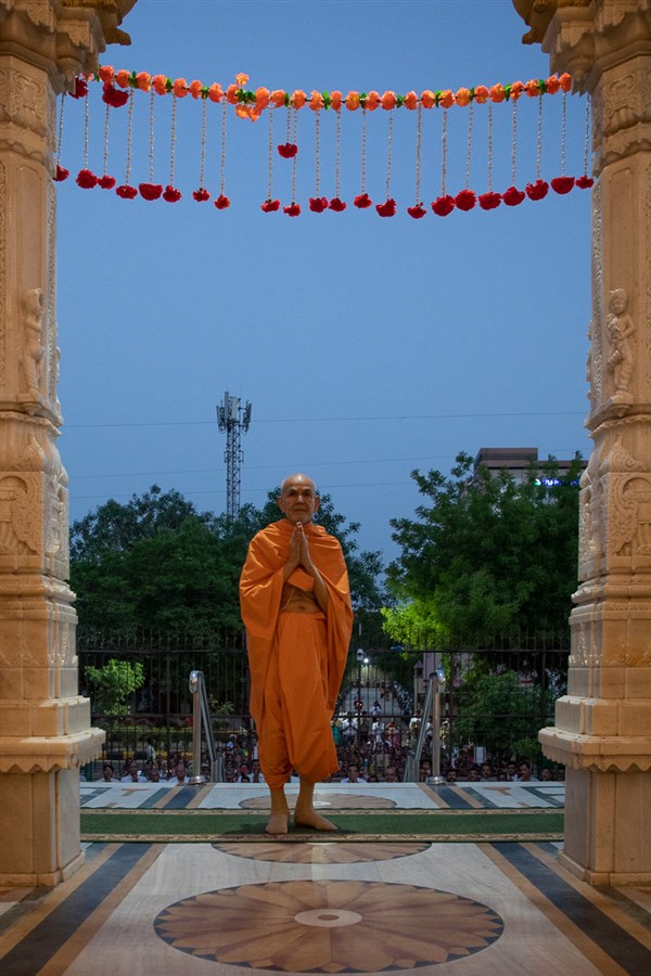 Swamishri engrossed in darshan of Thakorji from the mandir pradakshina