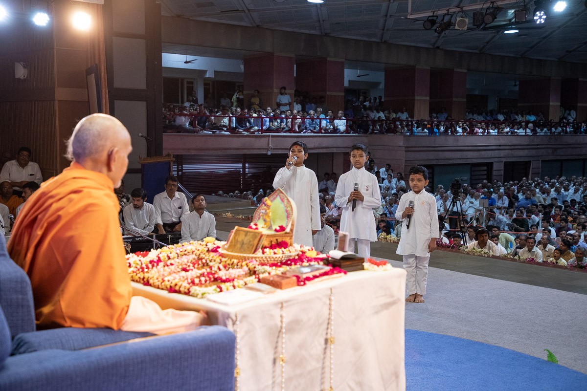 Children recite scriptural passages in Swamishri's puja