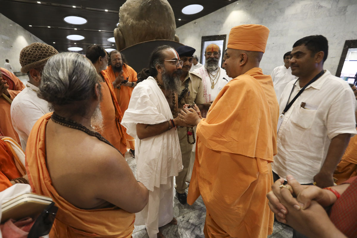 Brahmavihari Swami meet Dilipdasji Maharaj, Mahant of Jagannath Mandir, Ahmedabad