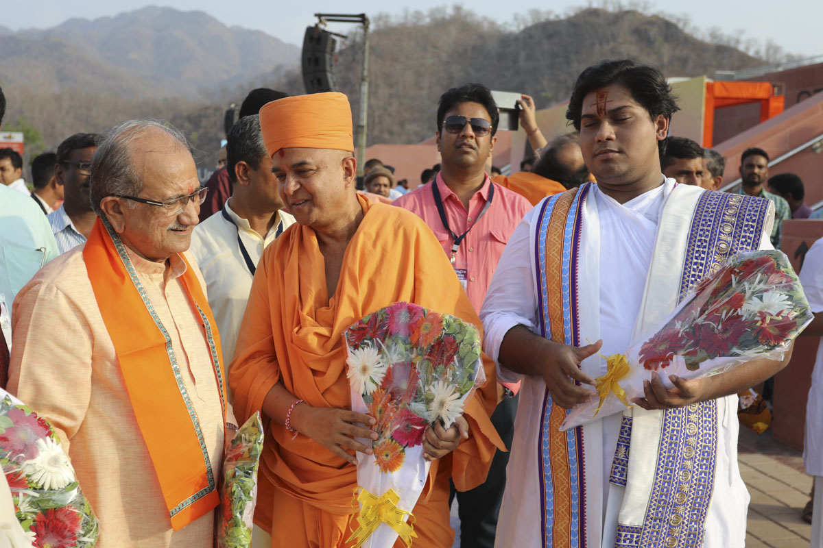 Brahmavihari Swami meets Shri Bhupendrasinh Chudasma, Hon. Minister for Education