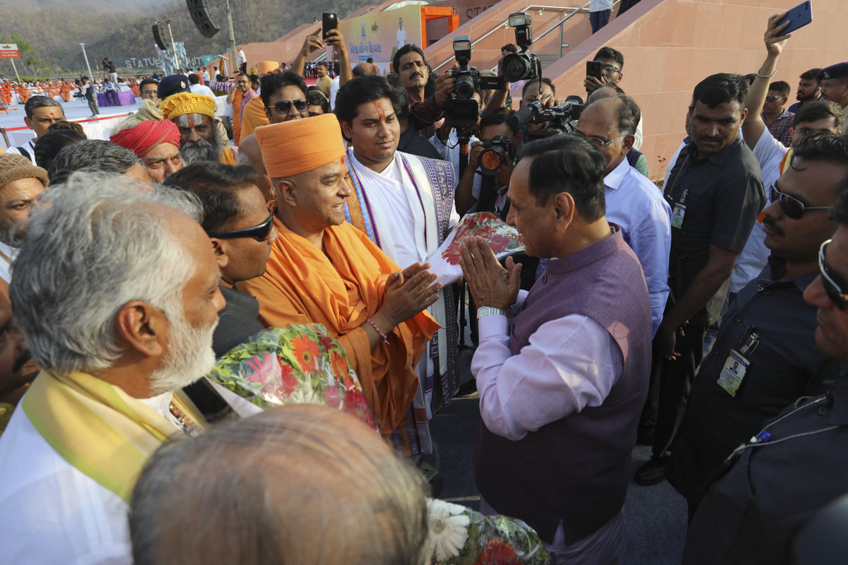 Brahmavihari Swami meets Chief Minister of Gujarat Shri Vijaybhai Rupani