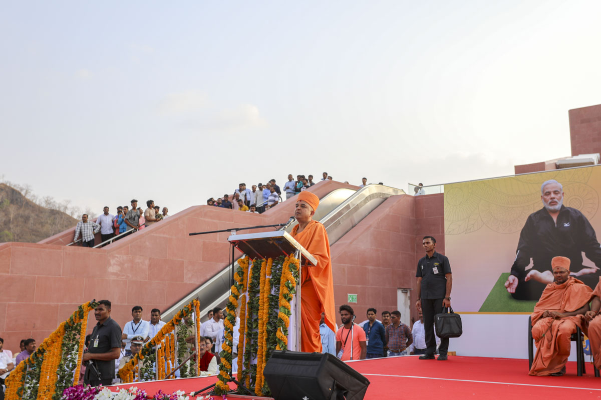 Brahmavihari Swami addresses the assembly