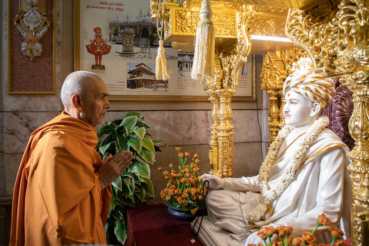 Param Pujya Mahant Swami Maharaj engrossed in darshan of Brahmaswarup Bhagatji Maharaj