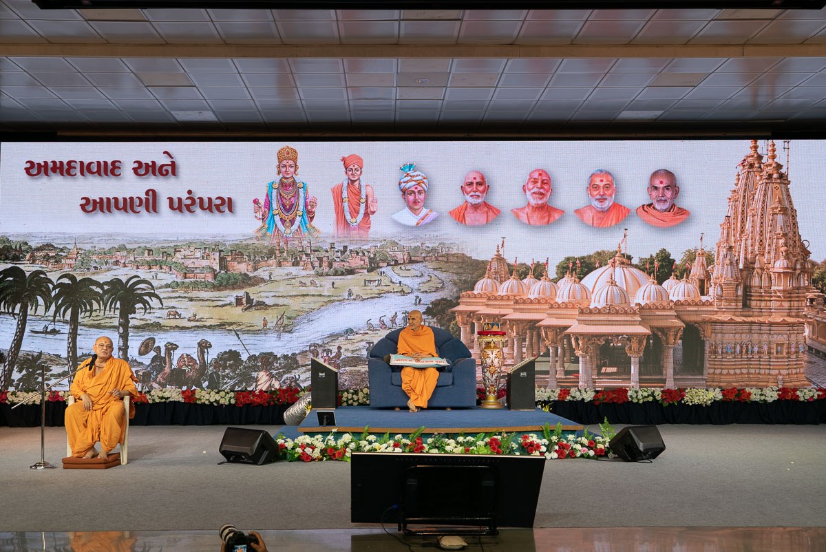 Pujya Ishwarcharan Swami narrates prasangs of Shri Guru Parampara in Ahmedabad