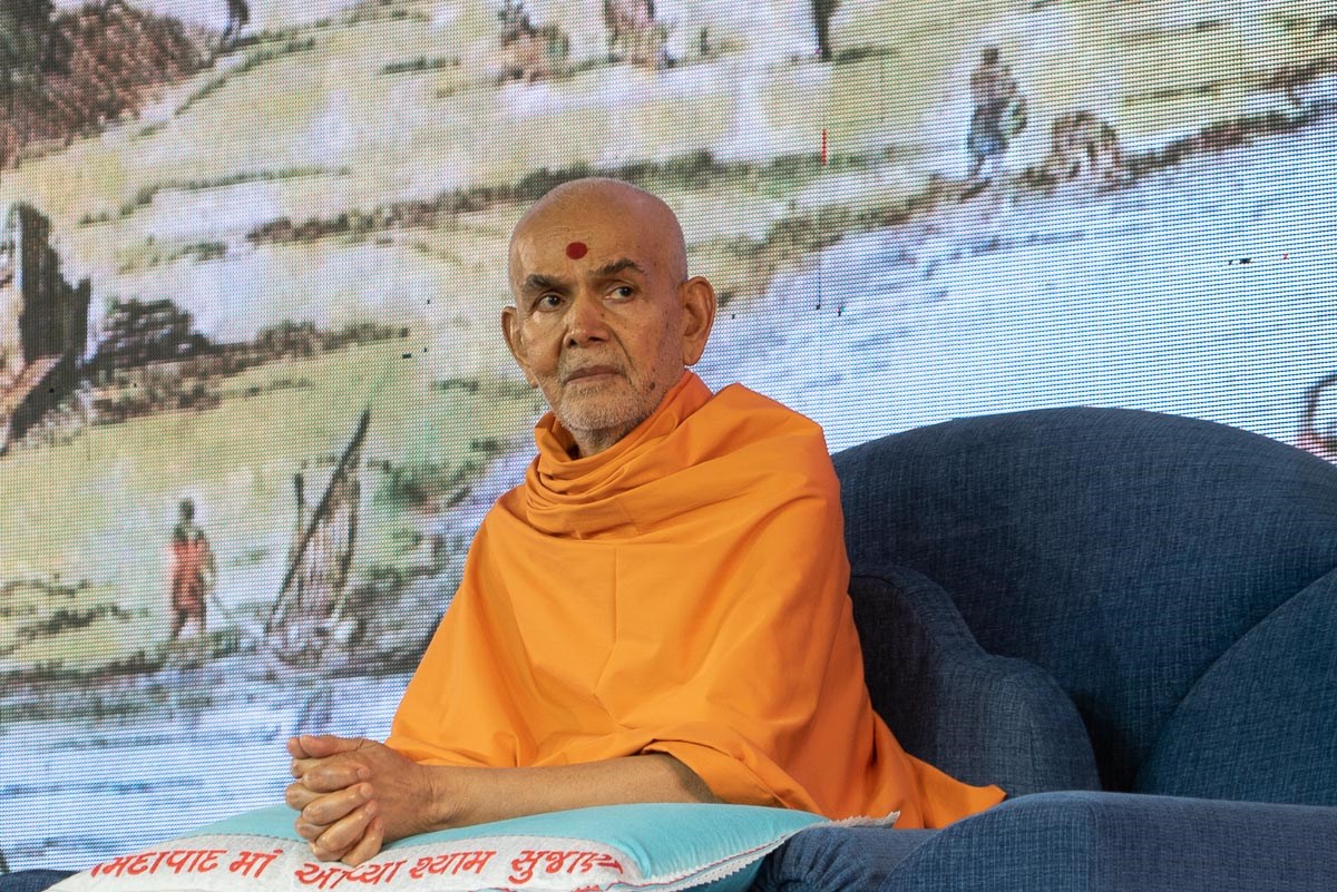 Swamishri listens to prasangs