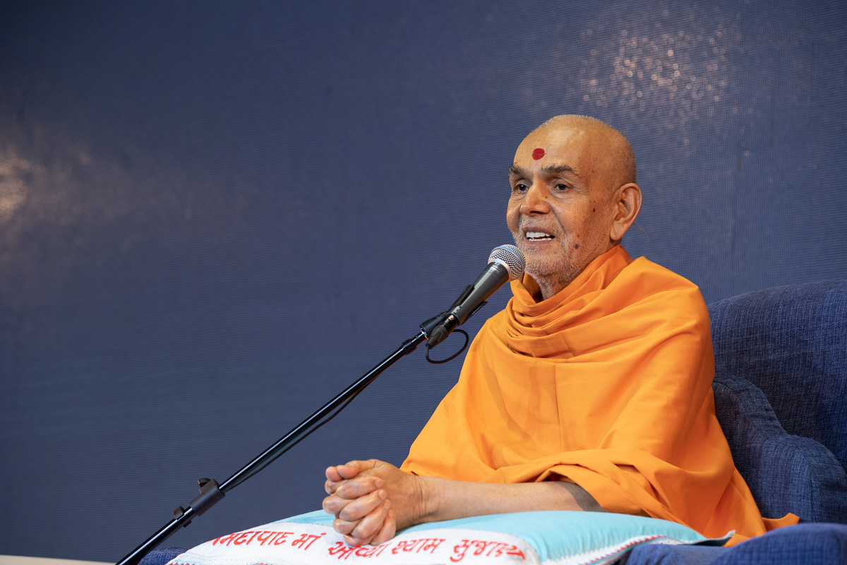 Swamishri narrates his memories with Yogiji Maharaj and Pramukh Swami Maharaj in Ahmedabad