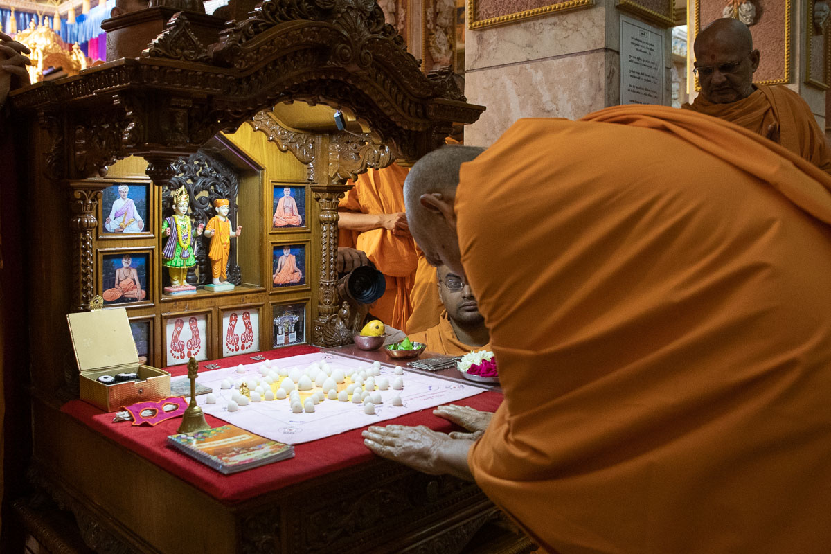 Swamishri engrossed in darshan of the mahapuja