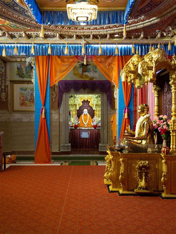 Bhagwan Swaminarayan (abhishek murti) and Brahmaswarup Pramukh Swami Maharaj