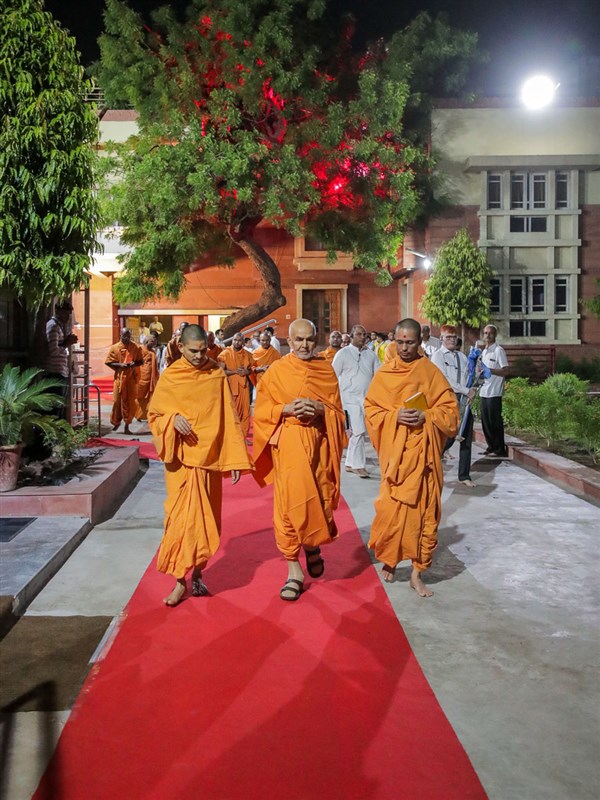 Param Pujya Mahant Swami Maharaj on his way for Thakorji's darshan