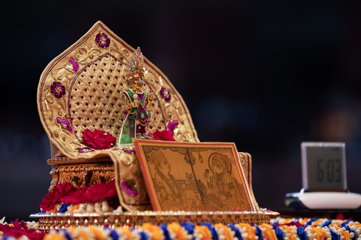 Shri Harikrishna Maharaj in Swamishri's puja