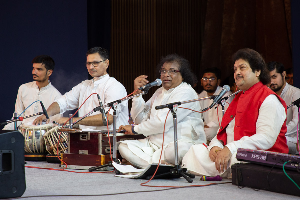 Shri Niraj Parikh (R) and Shri Nayan Pancholi (L) sing kirtans in Swamishri's puja