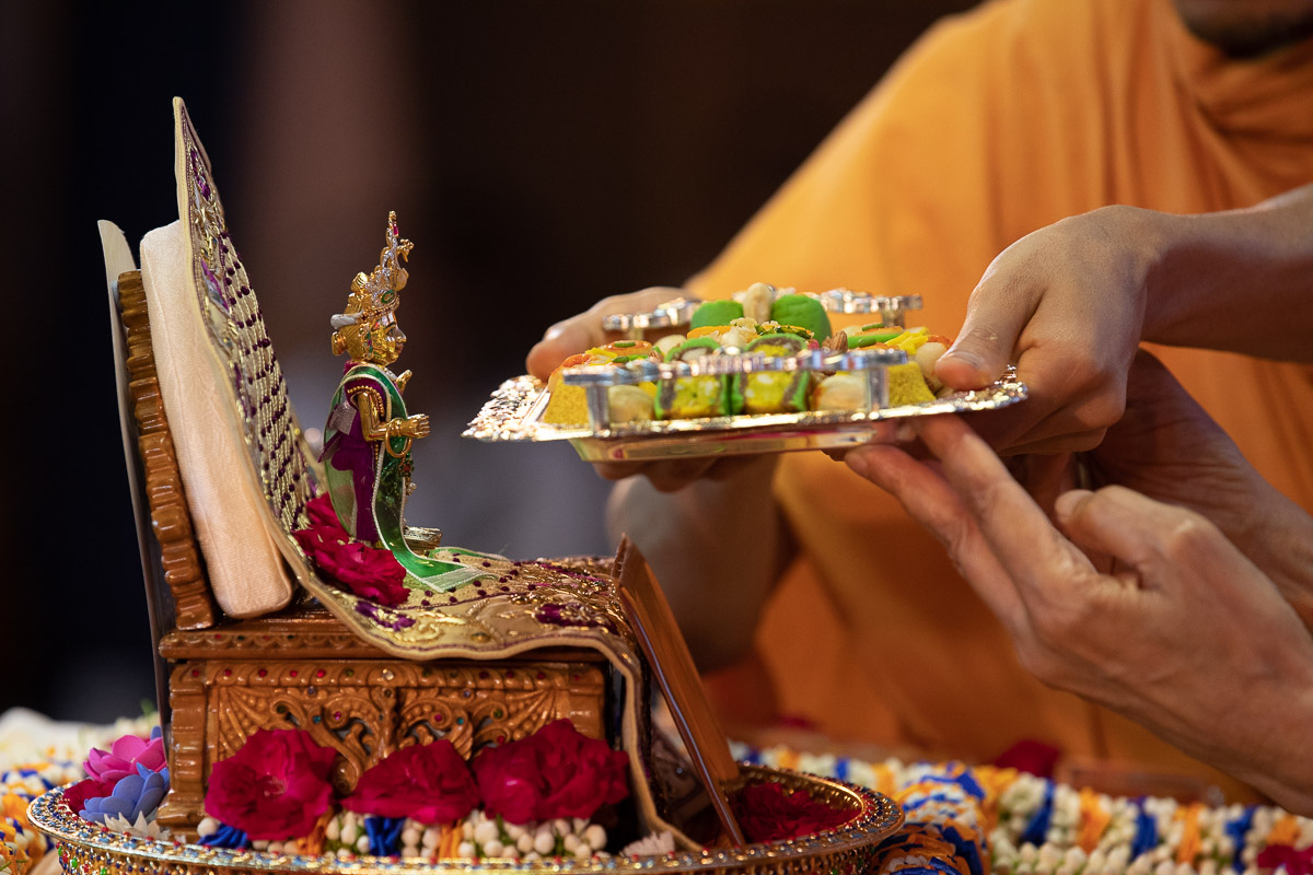 Swamishri offers thal to Shri Harikrishna Maharaj 