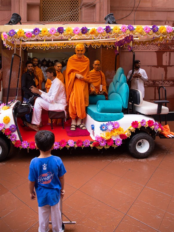 A child doing darshan of Swamishri